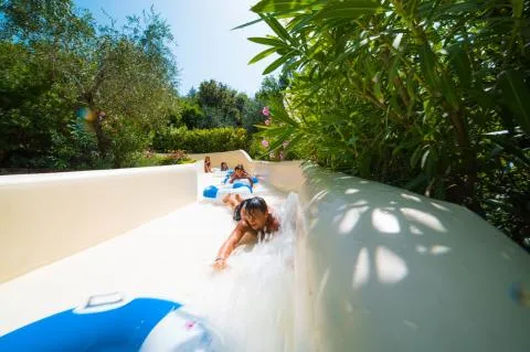 Entdecken Sie den Wasserpark mit der längsten Rutsche Italiens!